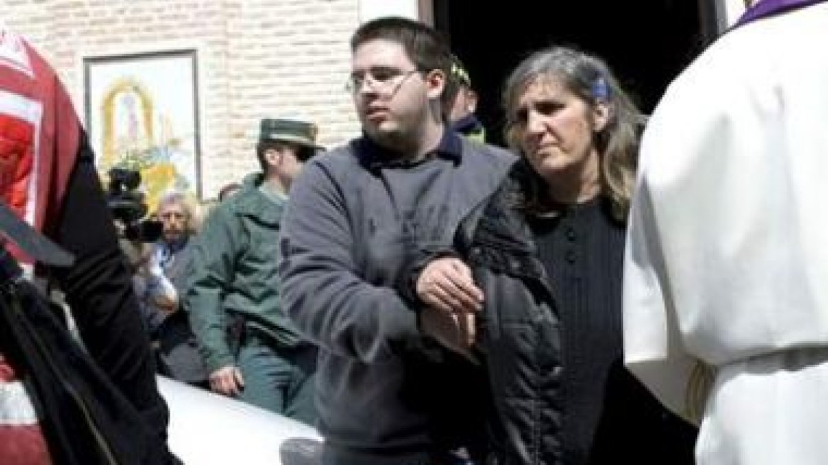 La madre y el hermano mayor de Cristina Martín de la Sierra, tras el funeral.