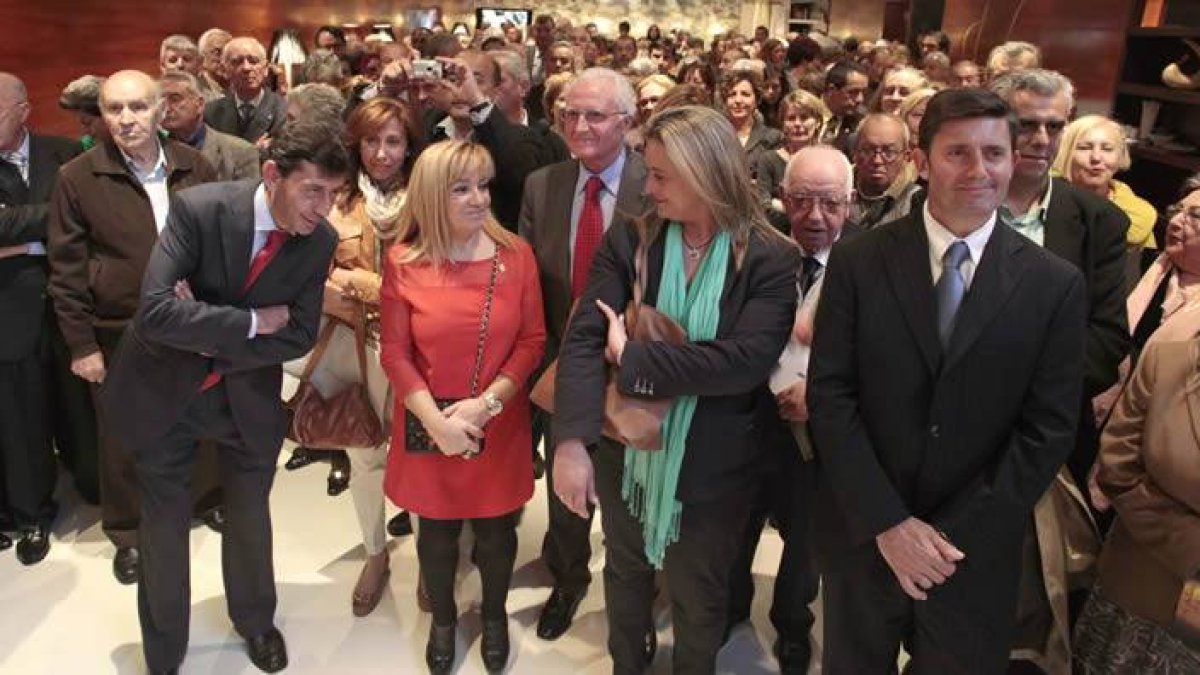 Jaime González, Isabel Carrasco, Avelino Abajo, Mariel Padín y el delegado del Gobierno de Galicia, el bañezano Samuel Juárez, en un momento de la recepción con los leoneses de La Coruña.