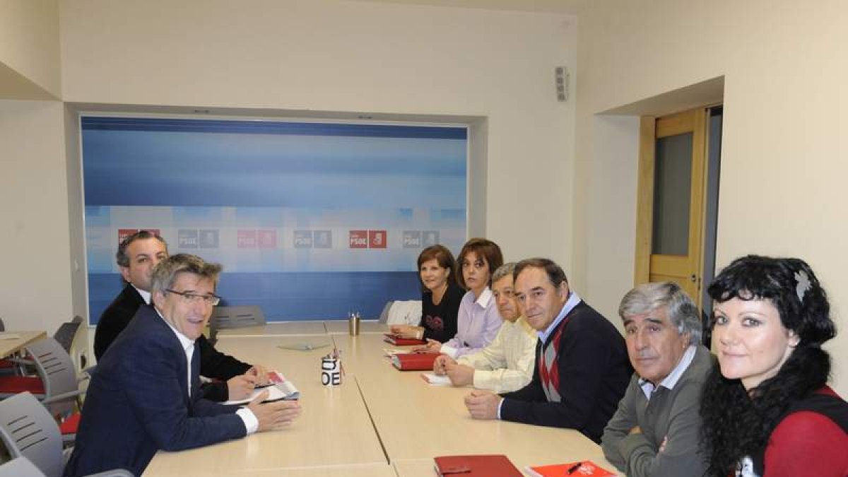 Los representantes del PSOE y UGT, ayer, en la reunión.