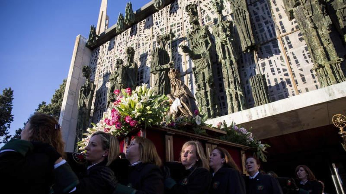 La basílica de la Virgen del Camino acogió las plegarias de las cofradías leonesas en el preámbulo de los actos de la Semana Santa. F. OTERO PERANDONES