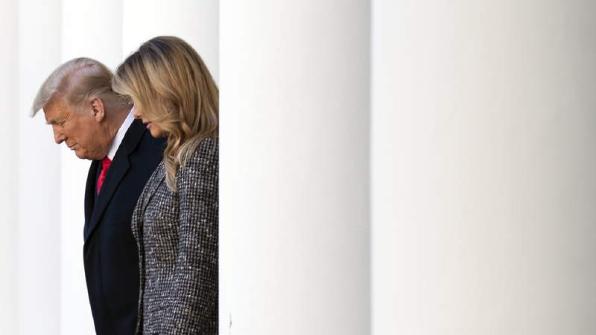 Trump y su esposa, Melania, salen de la Casa Blanca al jardín de la mansión presidencial. KEVIN DIETSCH