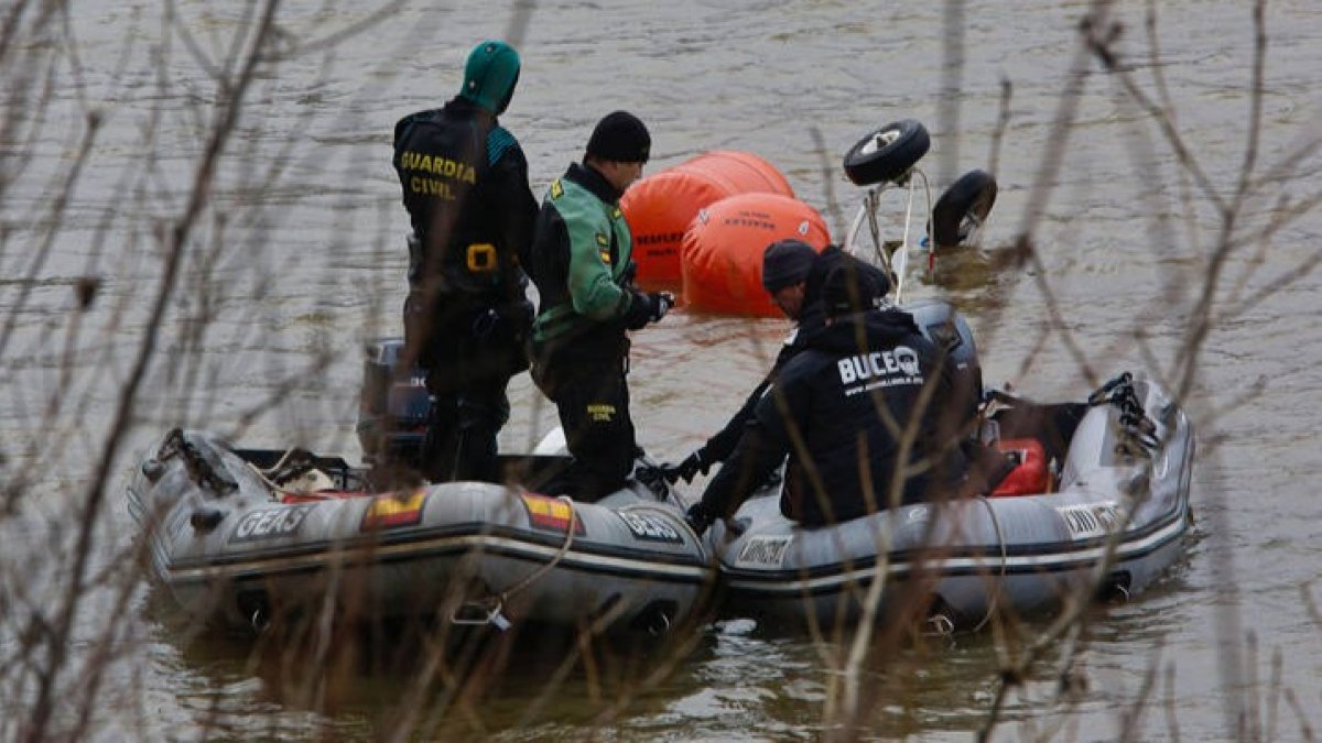 Tareas para extraer los restos del ultraligero accidentado en Vilamarciel (Valladolid), donde se encuentra sumergido en el río Duero. R. GARCÍA