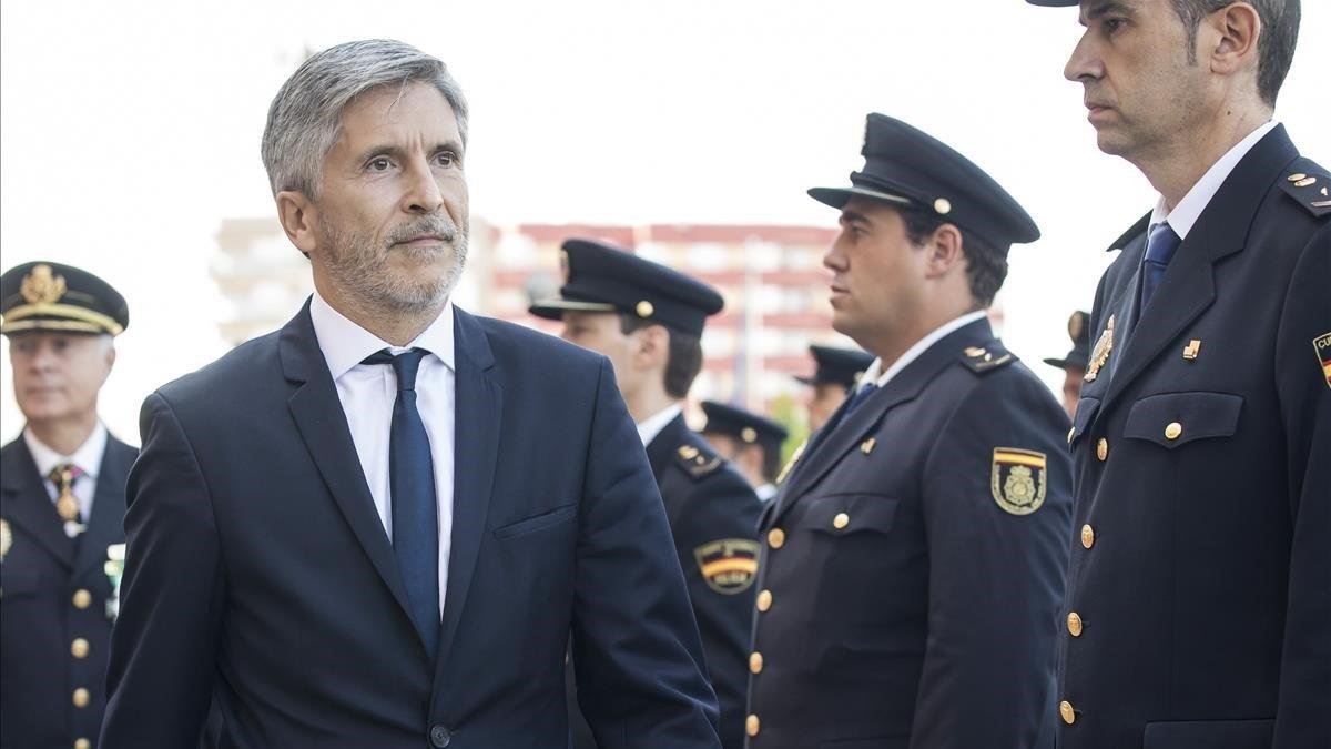 El ministro del Interior, Fernando Grande-Marlaska, pasa revista a una unidad del Cuerpo Nacional de Policía en Valencia en septiembre pasado