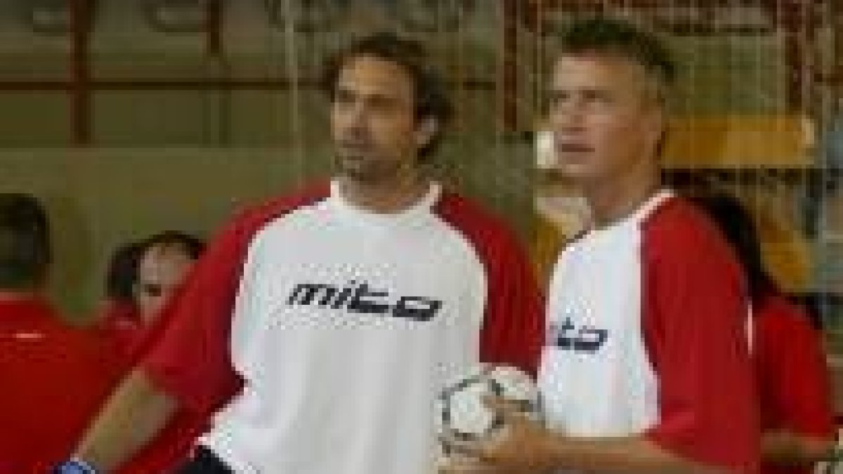 Stian Vatne, a la izquierda, junto al portero Ole Erevik, durante un entrenamiento esta temporada