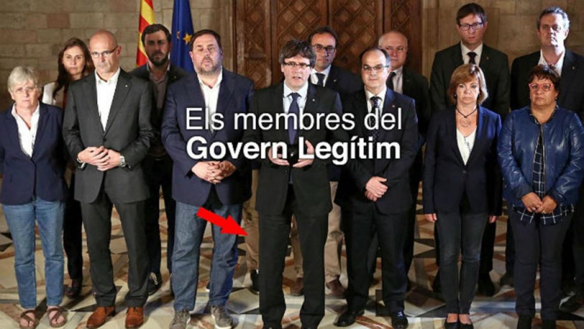 La nueva imagen que ha distribuido el Govern cesado. Se ha eliminado a Santi Vila pero Photoshop olvidó borrar su pierna.
