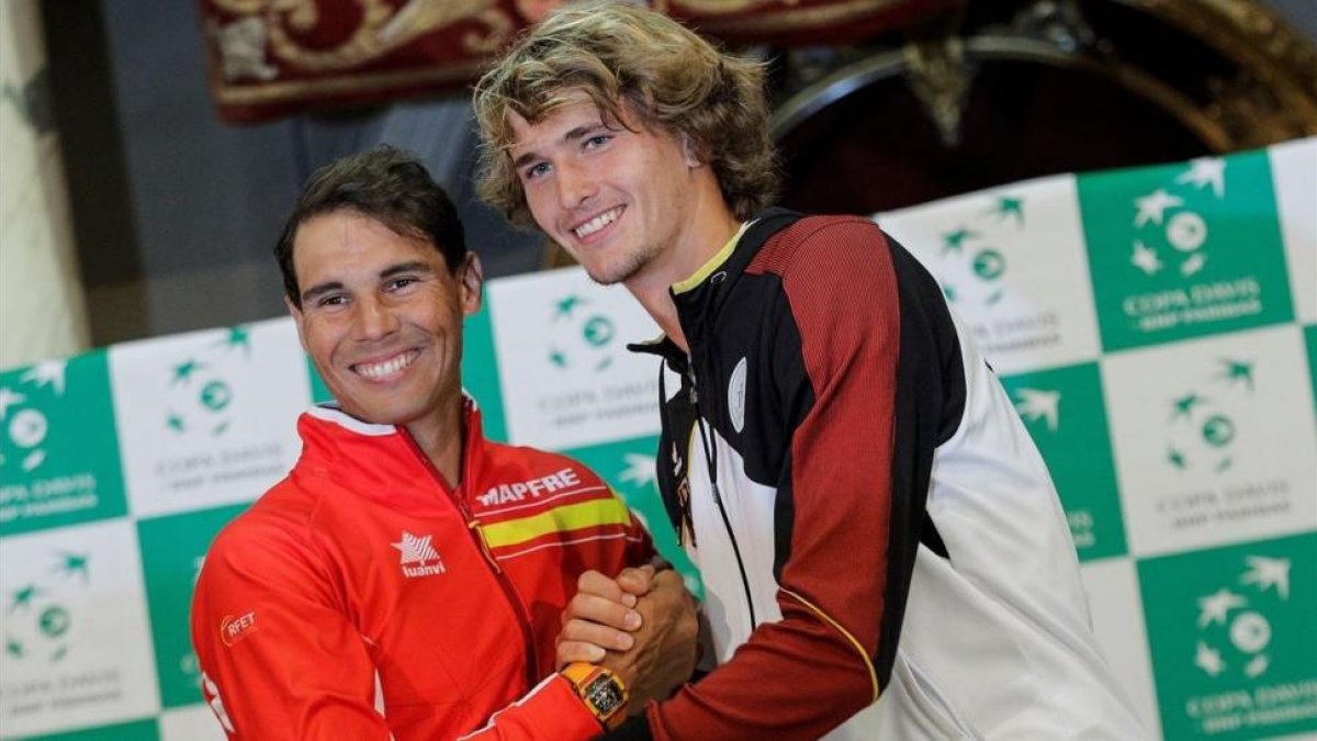 Rafael Nadal y Alexander Zverev, los dos número 1, se saludan tras el sorteo, en Valencia.