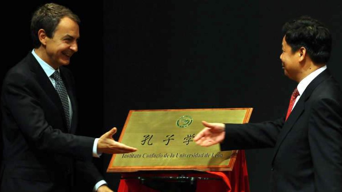 Rodríguez Zapatero saluda a Du Zhanyuan, viceprimerministro de Educación de China, en la apertura del Confucio en León.