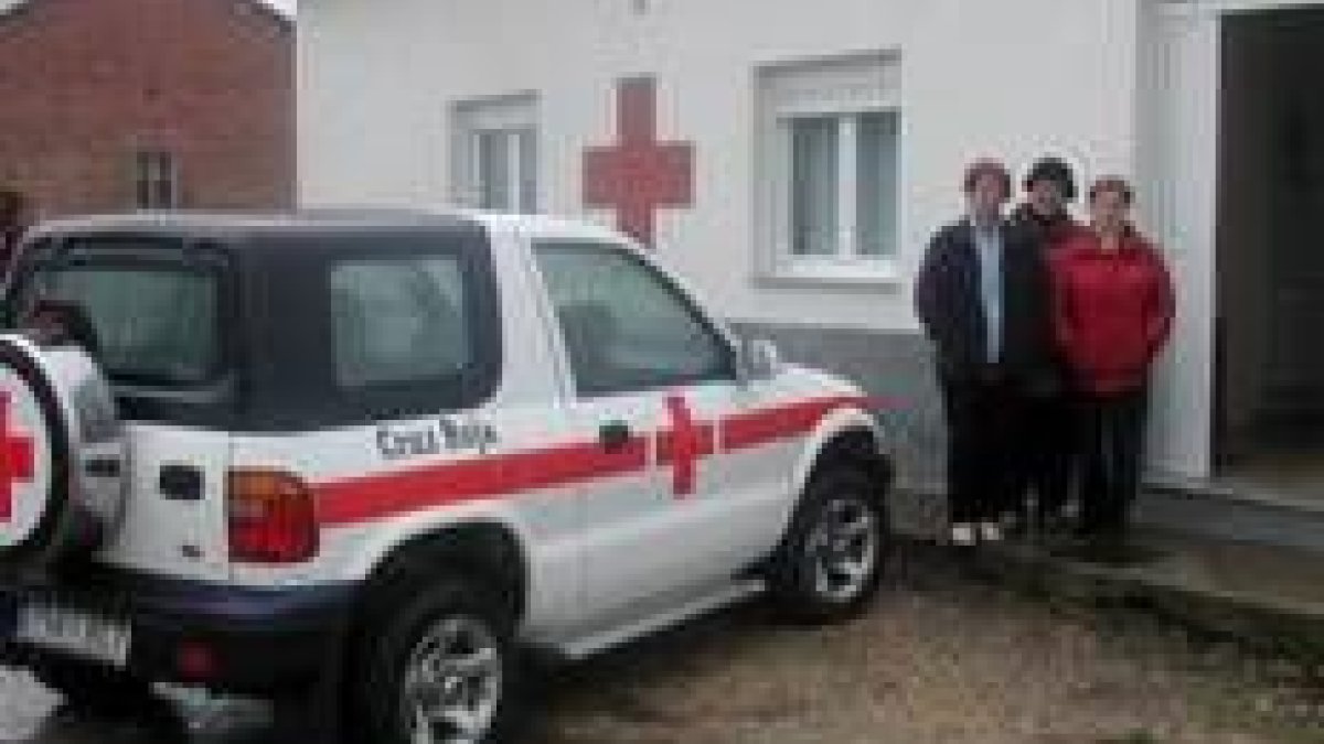 Las responsables de Cruz Roja de La Magdalena, ante uno de los todoterrenos de la asociación