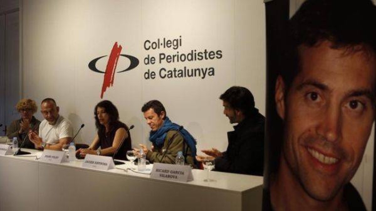 Acto de presentación de la fundación James Foley (su imagen, a la derecha), este martes en Barcelona.