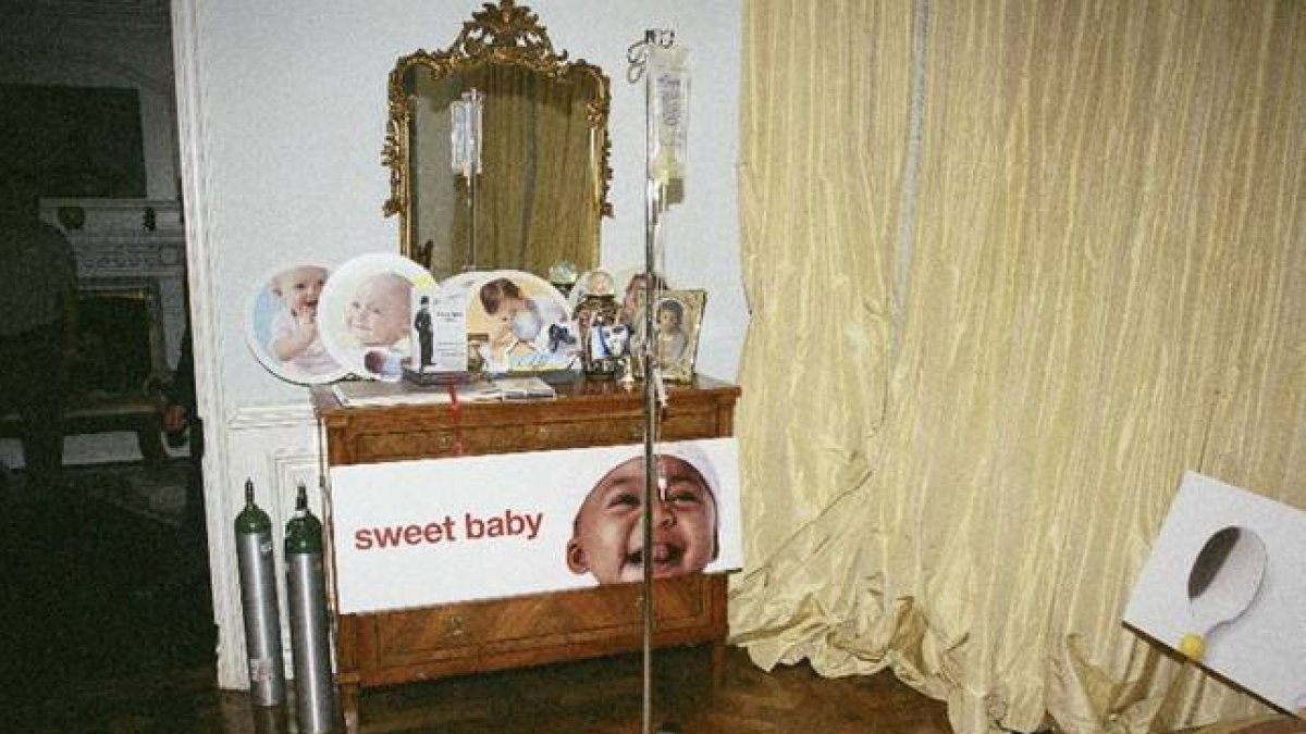 En la cómoda del dormitorio había fotos de bebés y una imagen de Charles Chaplin.