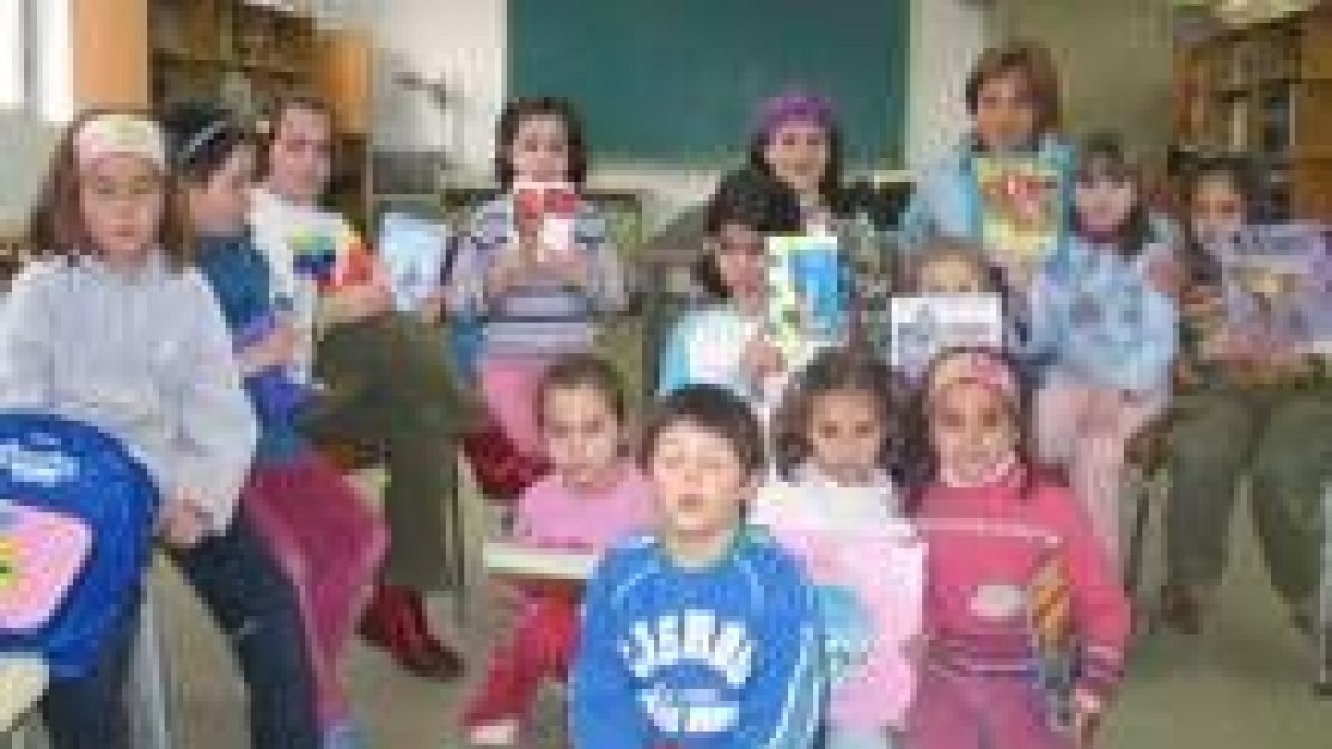 Los niños que participan en el taller muestran sus libros favoritos