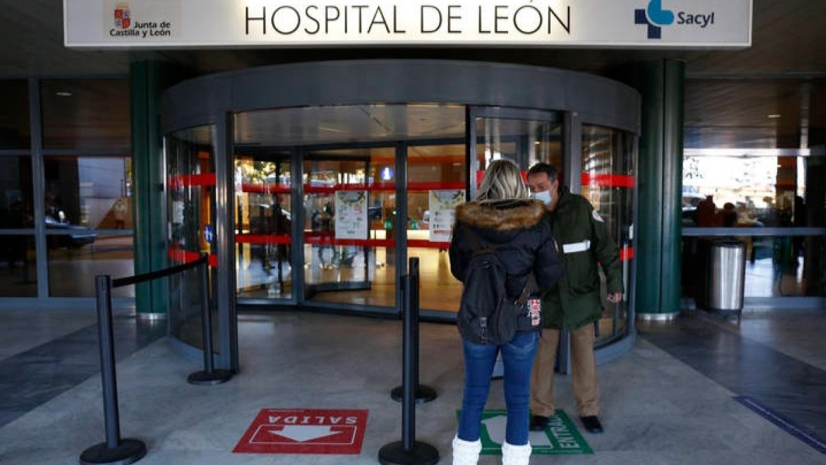 Entrada al Hospital de León. FERNANDO OTERO