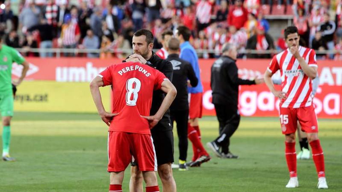 Los futbolistas del Girona acabaron muy tocados tras la octava derrota en nueve partidos. DAVID BORRAT