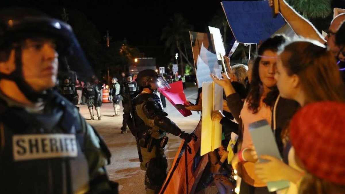 La policía controla a los manifestantes contra Trump en Palm Beach, Florida.