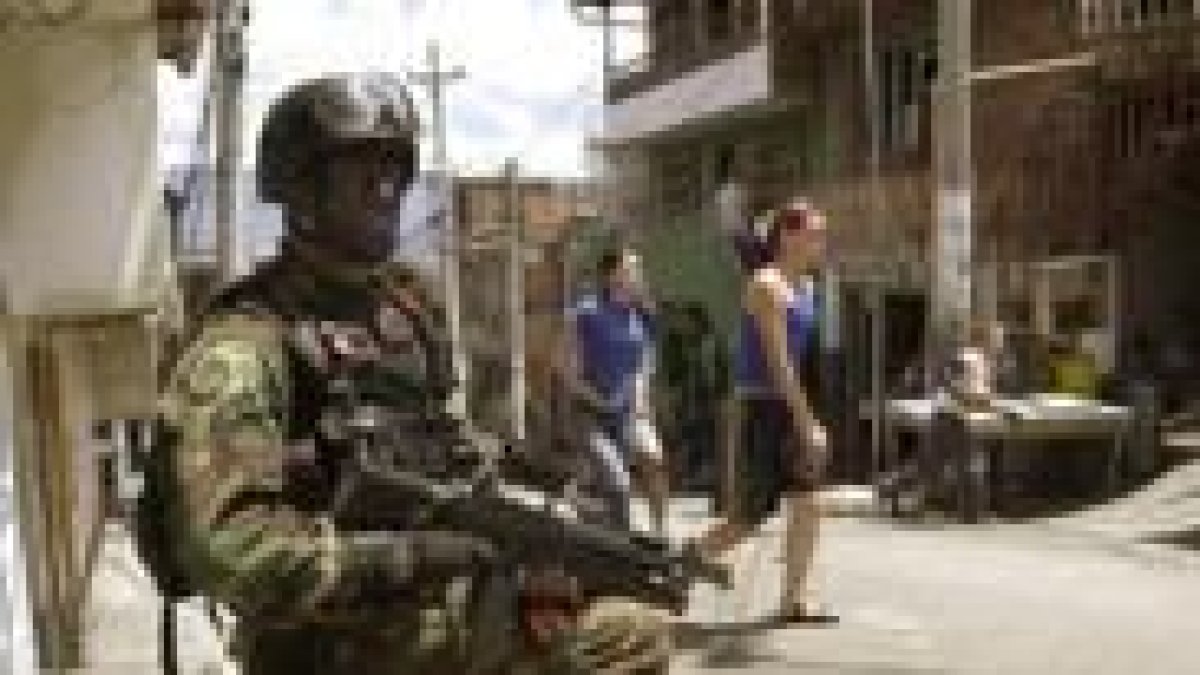 Un soldado toma posiciones en una calle de Medellín, Colombia