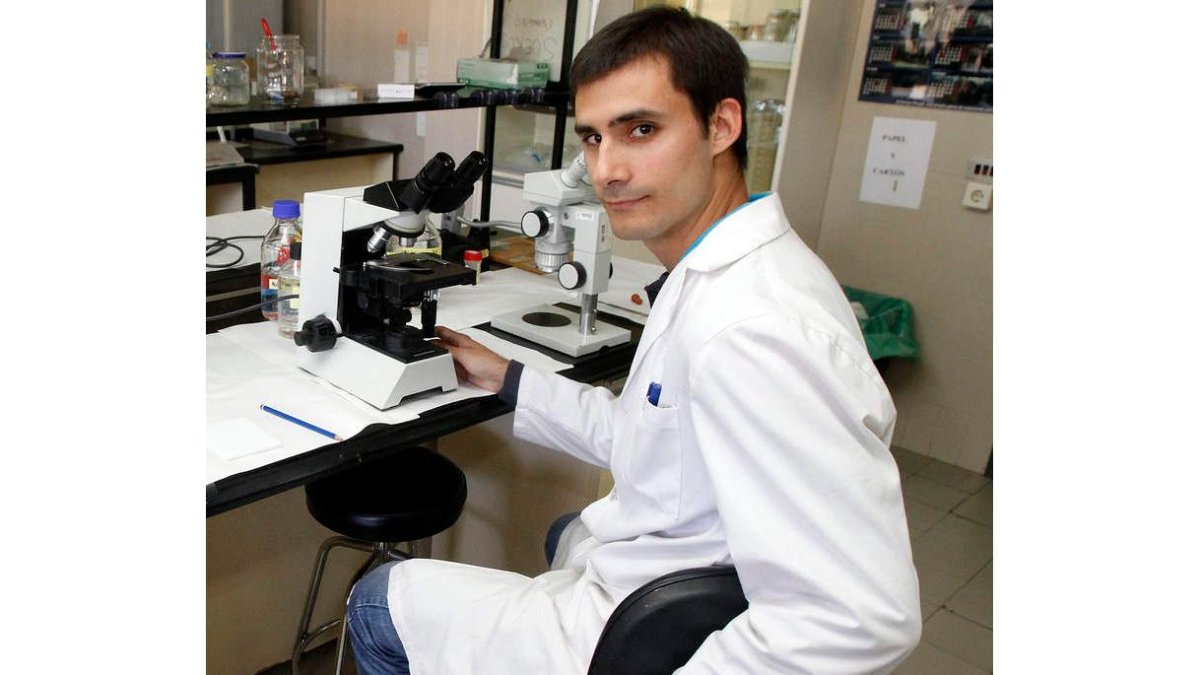 Alberto Jesús Luquero en un laboratorio de la Facultad de Veterinaria.