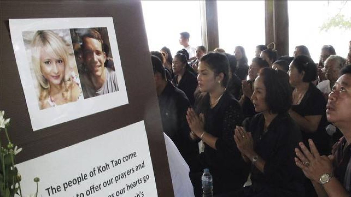 Unos tailandeses rezan ante la fotografía de los dos británicos asesinados.