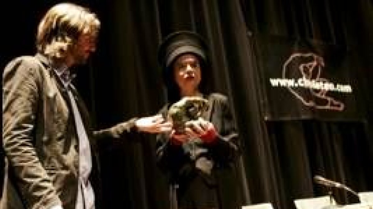 Rafael Saravia y Amélie Nothomb, ayer en el Auditorio en el acto de entrega del premio