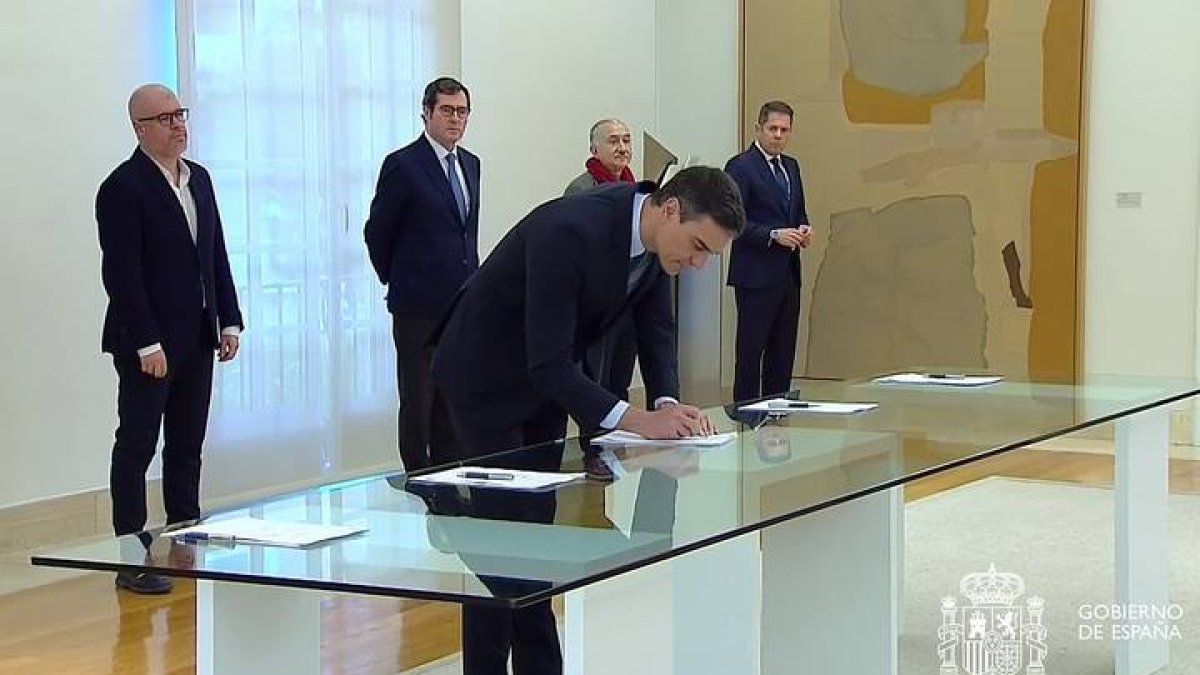 Captura de la señal institucional de Moncloa que muestra al presidente del Gobierno Pedro Sánchez  firmando el pacto de los Erte en mayo. DL