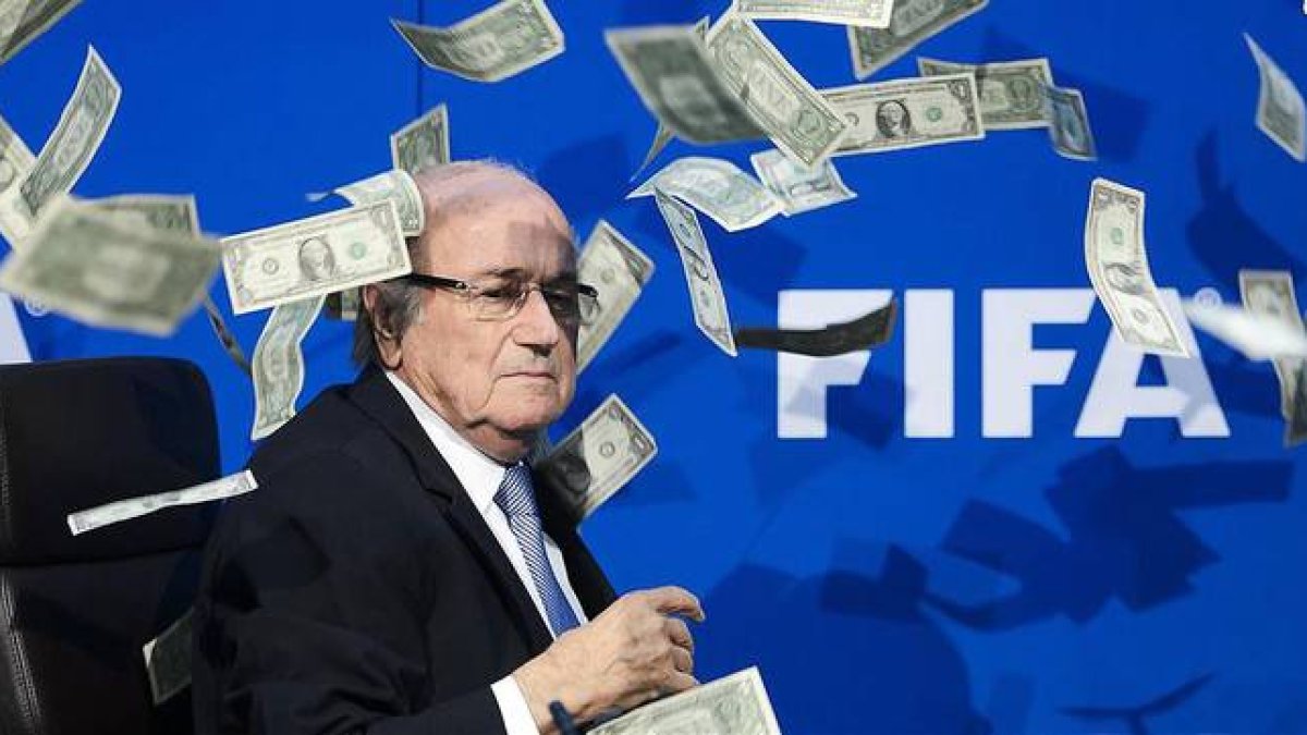 Joseph Blatter, rodeado de billetes lanzados por un espontáneo durante una rueda de prensa en la sede de la FIFA en Zúrich.
