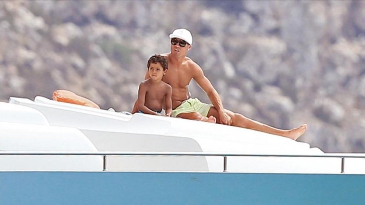 Cristiano Ronaldo y su hijo durante las vacaciones del verano pasado.