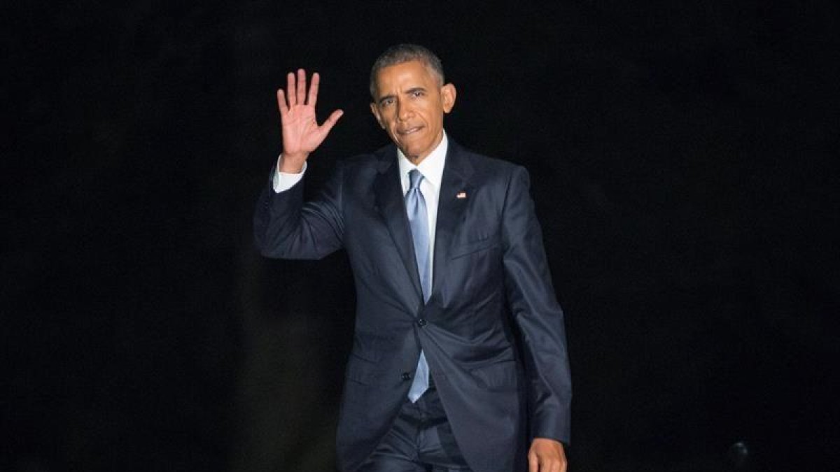 El presidente de los Estados Unidos Barack Obama camina luego de bajar del Marine One a su llegada a la Casa Blanca en Washington (Estados Unidos) hoy.