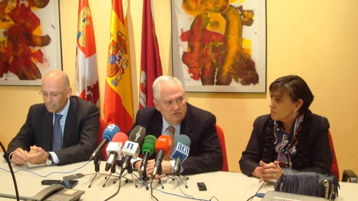 El delegado territorial de la Junta, Guillermo García Martín y el director general de Política Educativa Escolar, Fernando Sánchez-Pascuala, en la presentación de la nueva directora provincial de Educación, Emilia Villanueva Suárez.