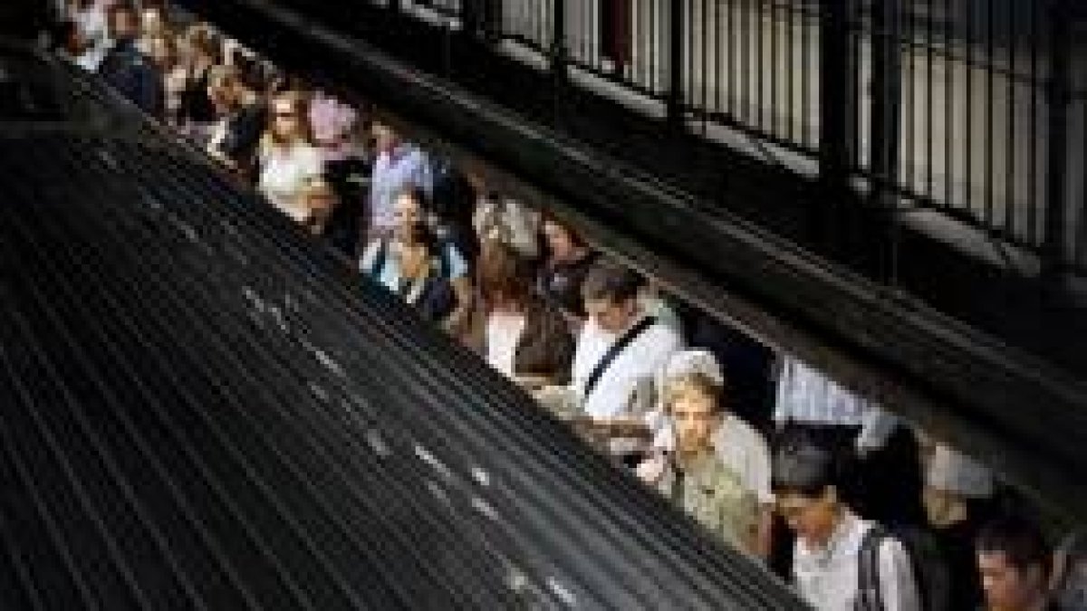 Un grupo de pasajeros se dispone a subir al metro ayer en una estación de Manhattan
