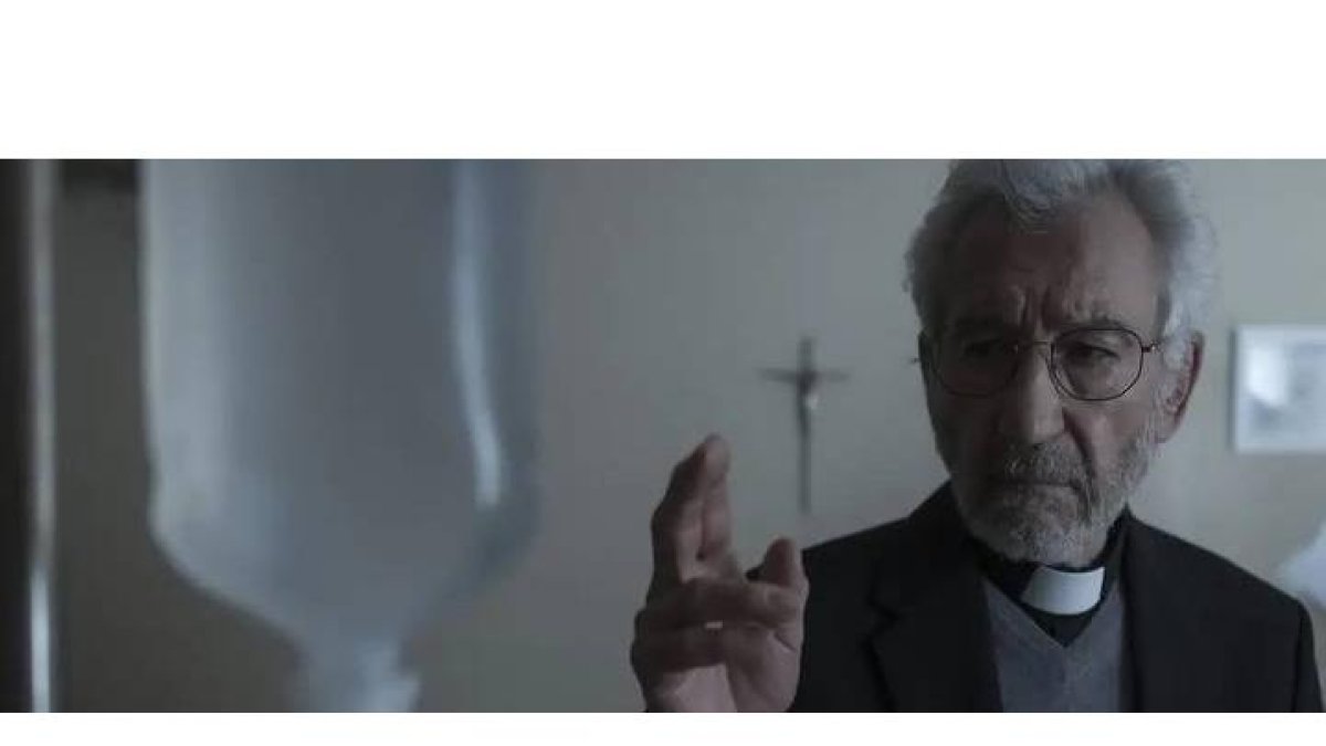 Fotograma de la película ‘13 exorcismos’ que protagoniza el veterano actor José Sacristán en el papel de exorcista. DL