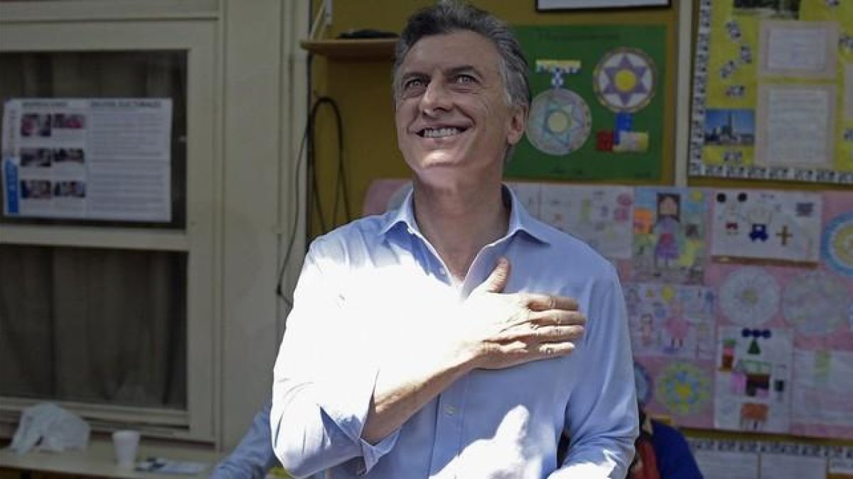 Macri gesticula, sonriente, tras votar en Buenos Aires.