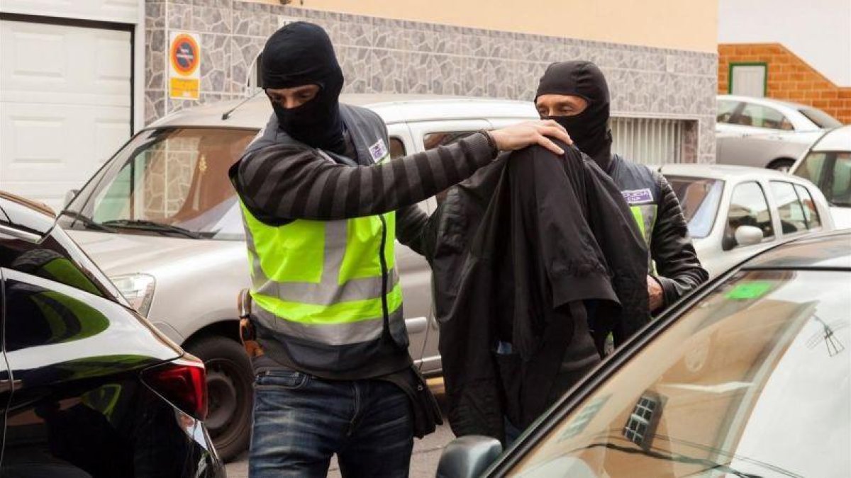 Agentes de la Policía Nacional detienen a un individuo relacionado con una red yihadista en Tenerife.