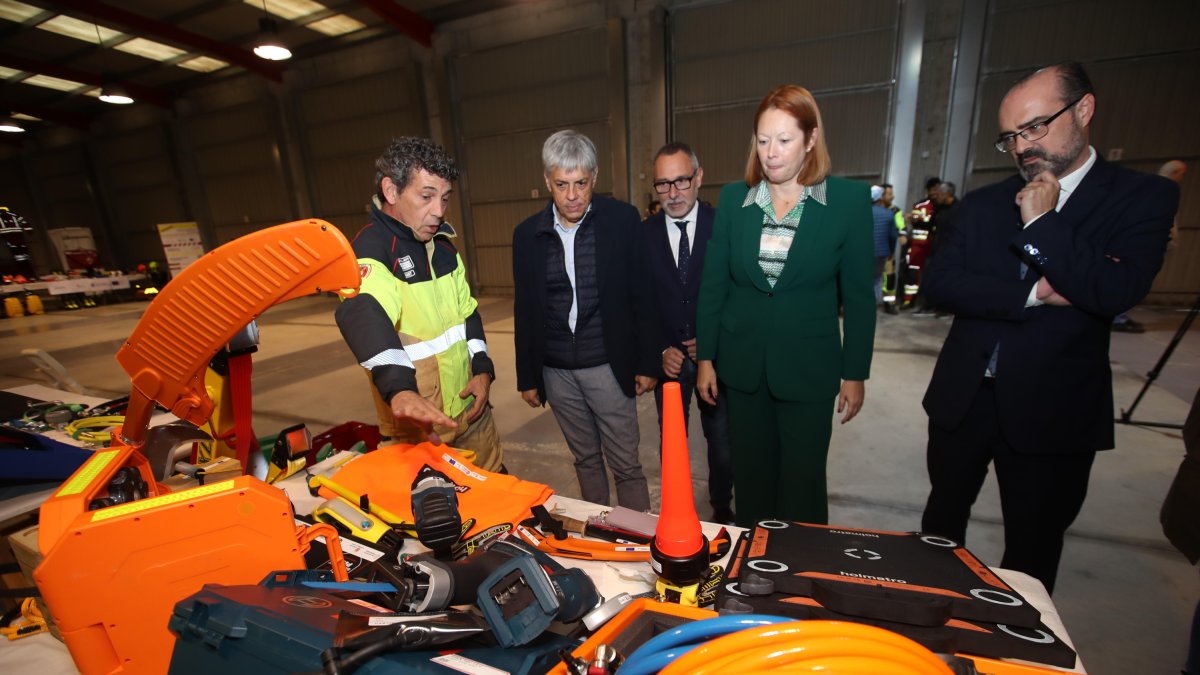 La directora de la Agencia de Protección Civil, el alcalde de Ponferrada, el delegado de la Junta, el jefe de Bomberos y el concejal de Seguridad, en la presentación del nuevo material. L. DE LA MATA