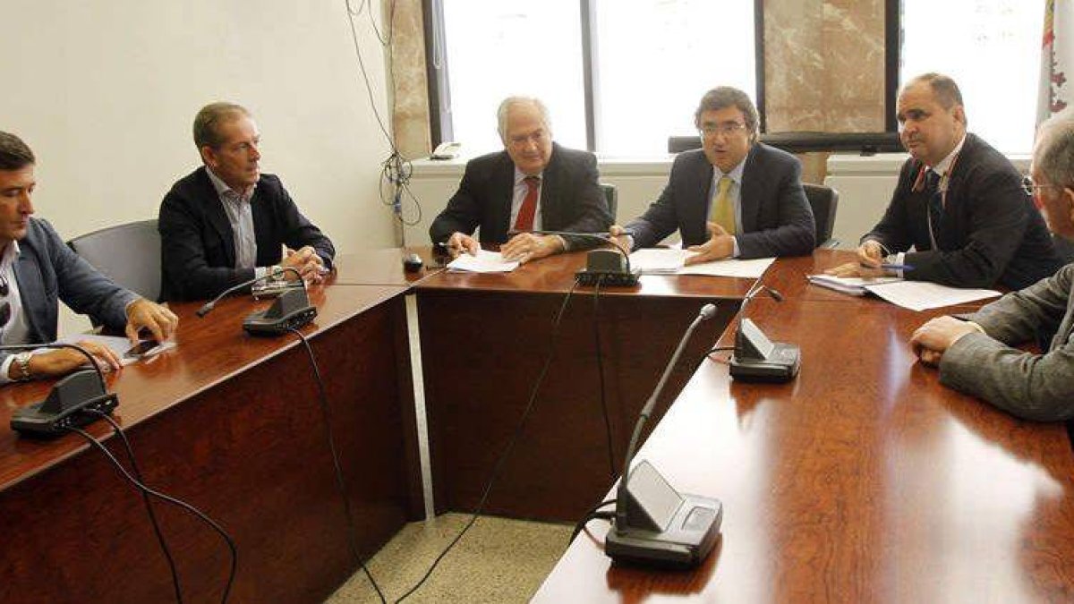 Ángel Marinero y Guillermo García, durante la reunión ayer con la Fele y el CEL.