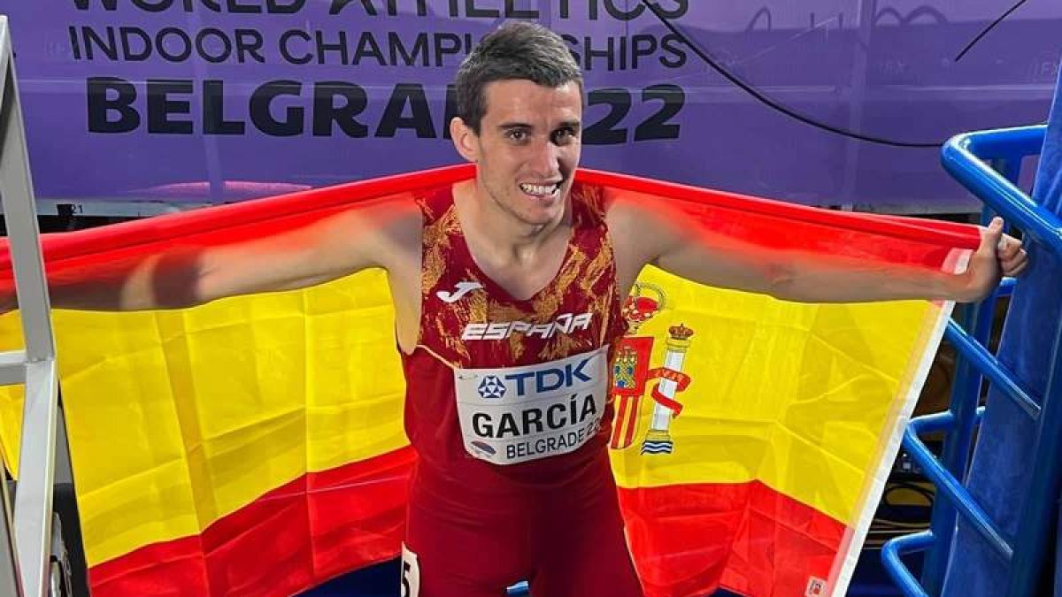 Mariano García con la bandera de España tras su victoria. RFEA