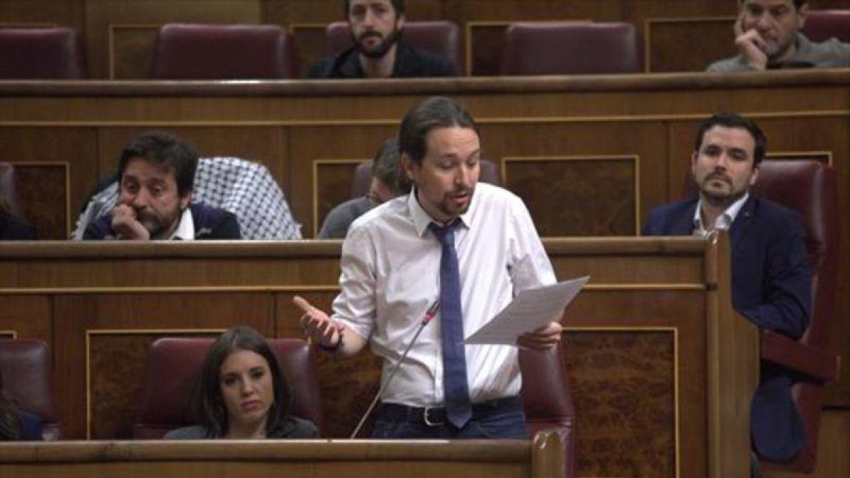 El jefe de Podemos, Pablo Iglesias, interviene, ayer en el Congreso. A su lado, Irene Montero.