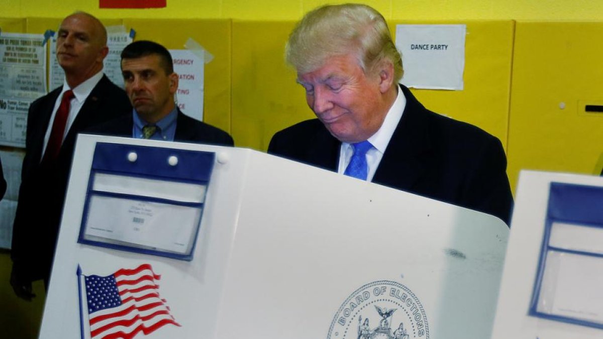 Donald Trump vota en la jornada electoral.