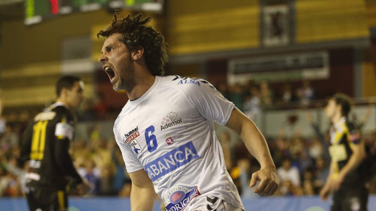 Juanín García celebra un gol en el encuentro de ida ante el Logroño en León. JESÚS F. SALVADORES