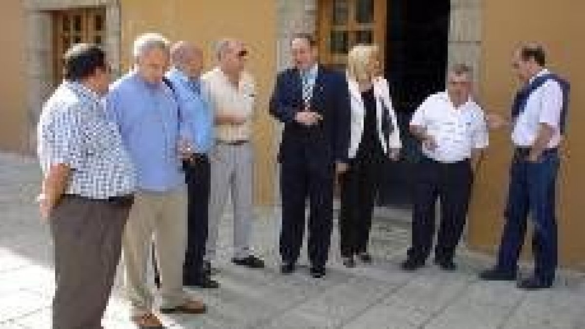 En la foto, los presidentes de las asociaciones vecinales de Ponferrada, ante el Ayuntamiento