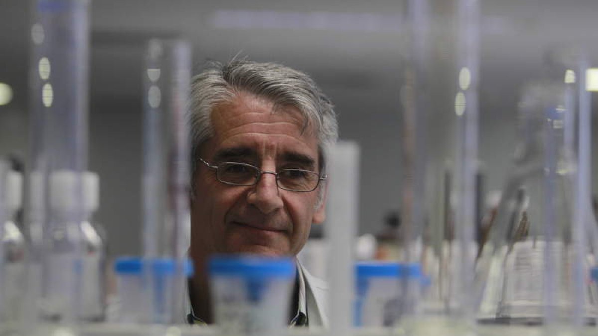 El inmunólogo José María García Ruiz de Morales, en el laboratorio del Hospital de León. JESÚS F. SALVADORES