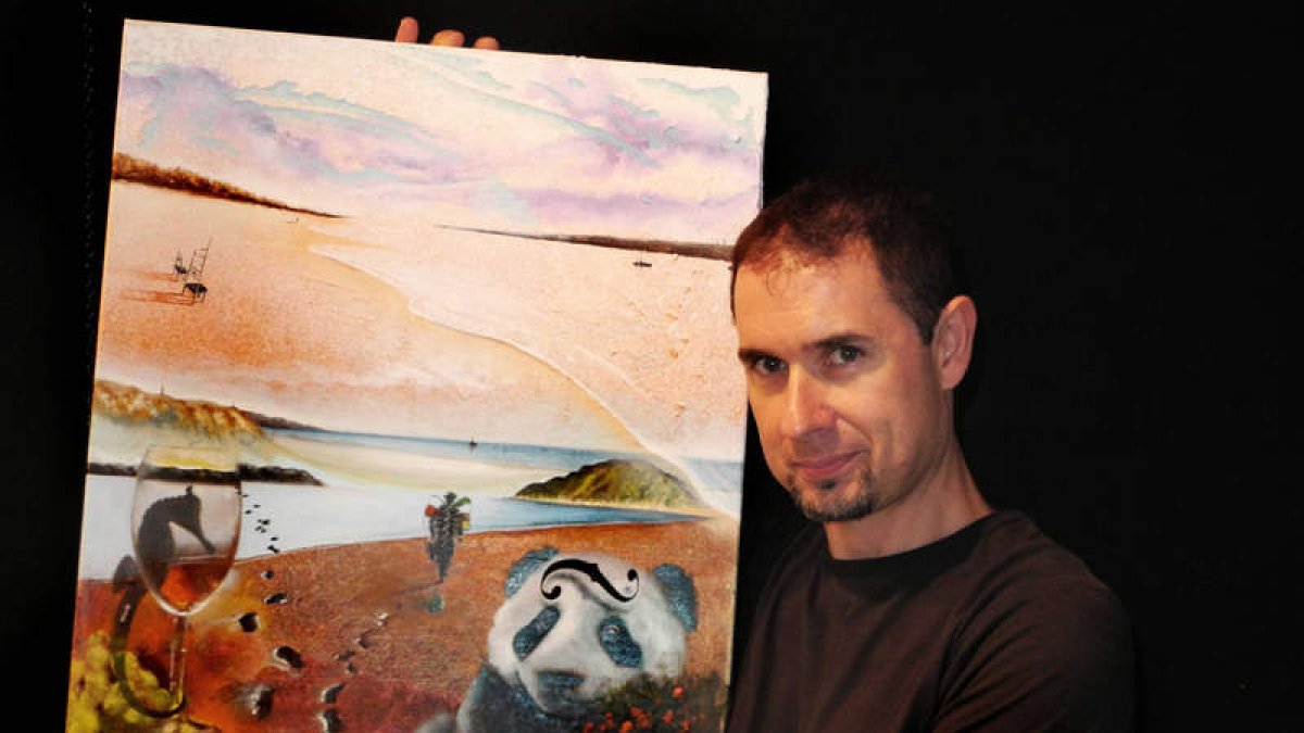 El artista leonés Nadir posa con una de las obras que expone en la sala Bernesga.