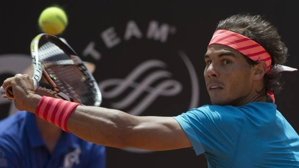 Rafael Nadal devuelve la bola ante el estadounidense Isner en el Open de Italia.