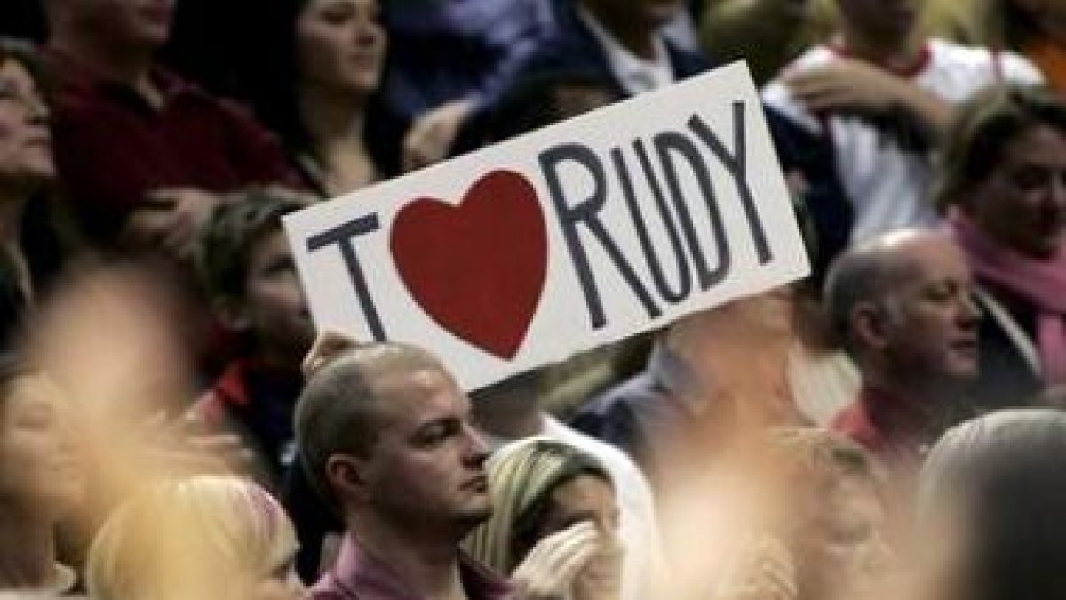 Aficionados de los Trail Blazers de Portland muestran un cartel de ánimo al jugador español Rudy Fer