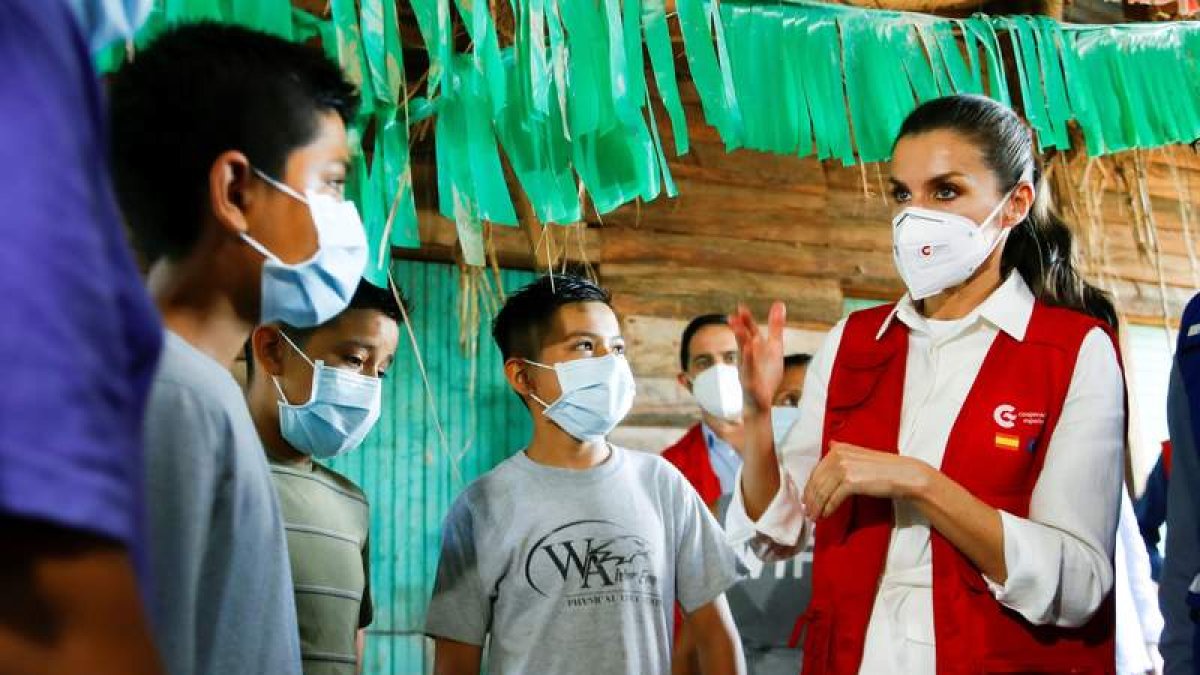 La reina visitó una escuela del municipio de La Lima, uno de los más castigados por los huracanes. BALLESTEROS