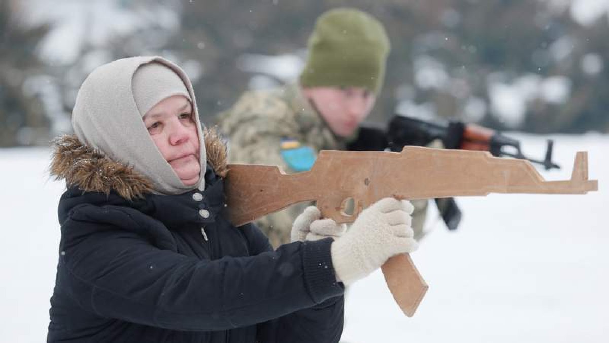 Una mujer aprende técnicas de defensa armada con un arma simulada ayer, en Kiev. SERGEY DOLZHENKO D