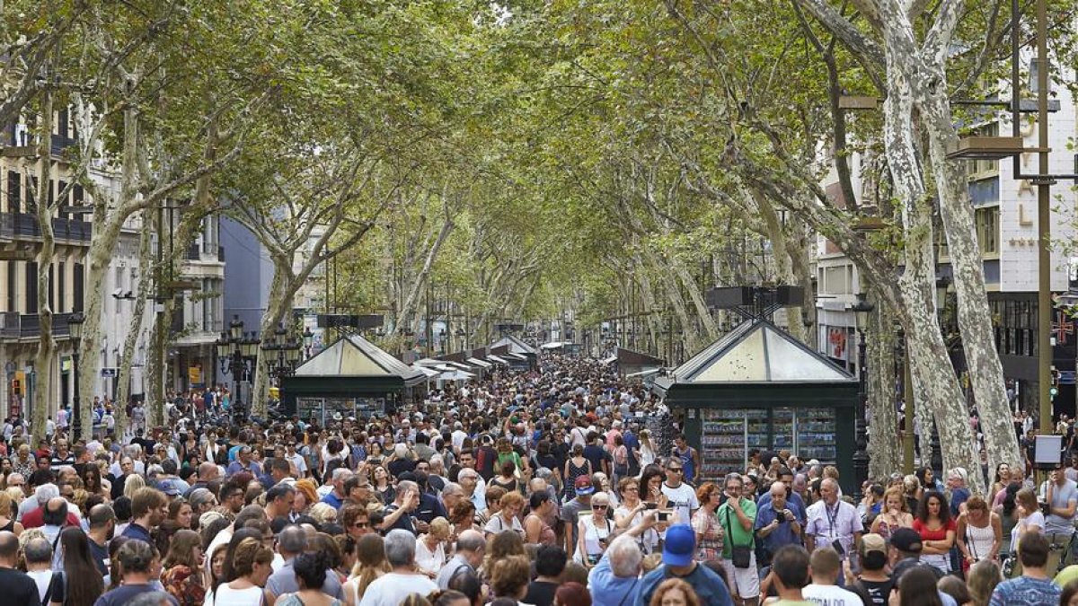 Gran afluencia de ciudadanos y turistas en Las Ramblas de Barcelona, donde el pasado jueves tuvo lugar el atentado terrorista que causó la muerte a 13 personas y heridas a más de un centenar.