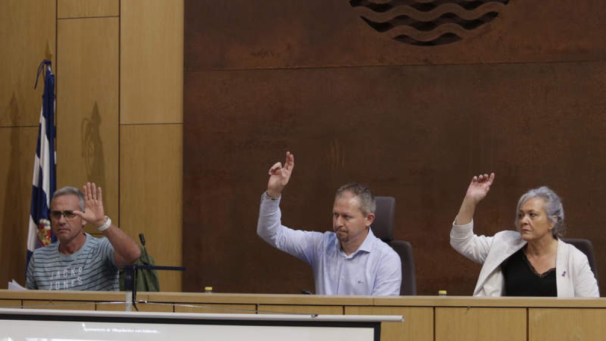 Vicente Álvarez (UPL), Jorge Pérez (PSOE) y Rita González (IU-Podemos) en la votación del pleno. F. OTERO