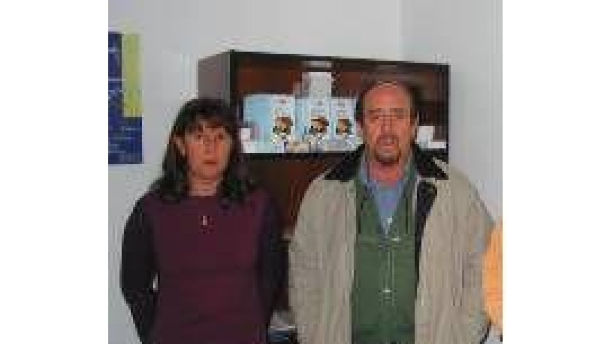 Begoña Álvarez, a la derecha, preside la asociación de alzhéimer