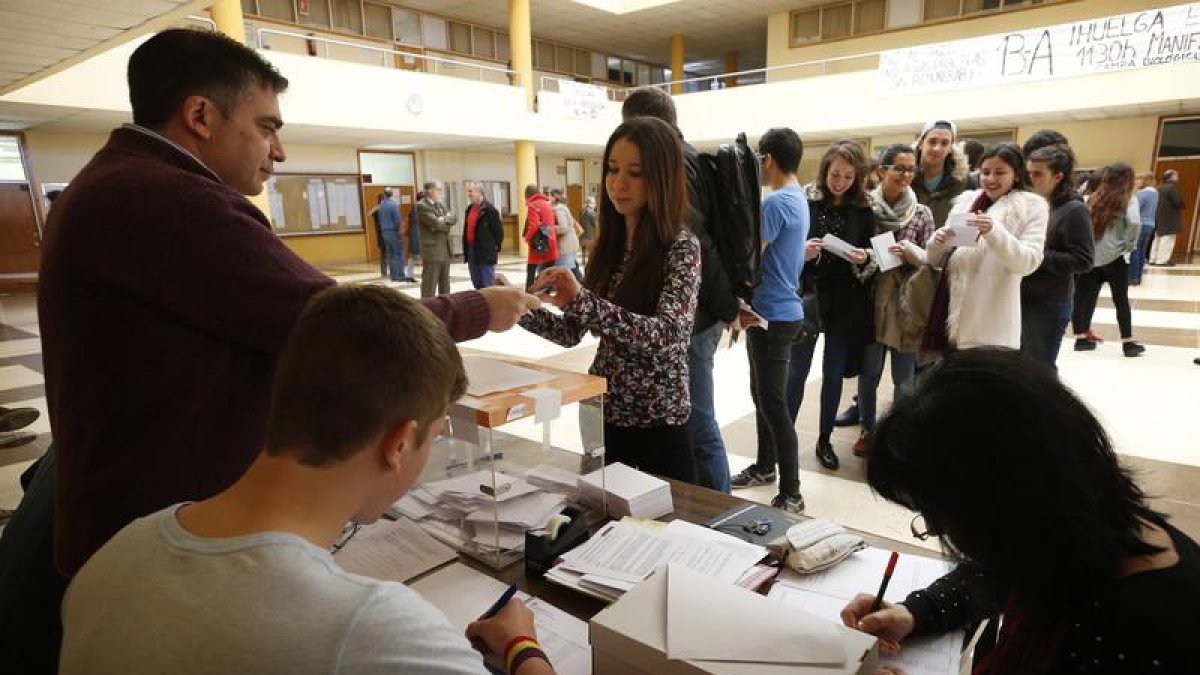 Una alumna vota en las elecciones a rector que se celebran desde esta mañana en la Universidad de León