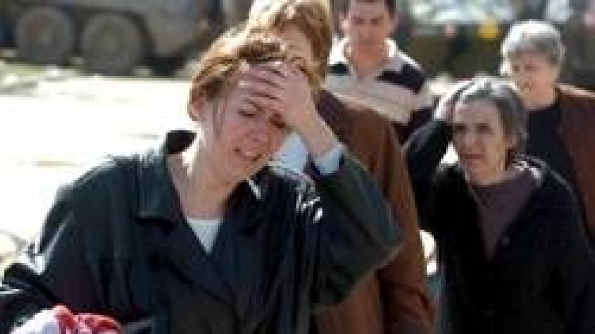 Una mujer serbia llora al inicio de la evacuación de los habitantes serbios del norte de Kosovo