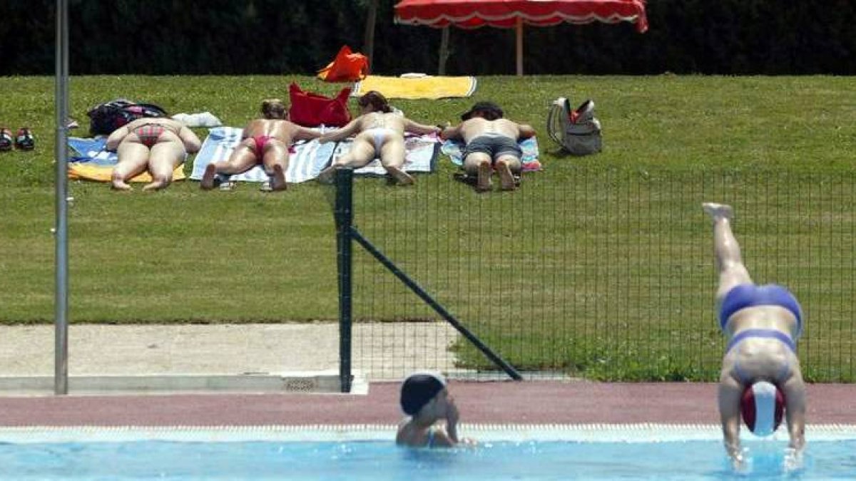 Foto de archivo de las piscinas de La Palomera, muy frecuentadas en los meses de verano en León.